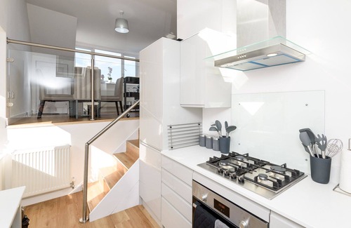 West Looe House | Stunning apartment for four overlooking Looe bay, with parking.