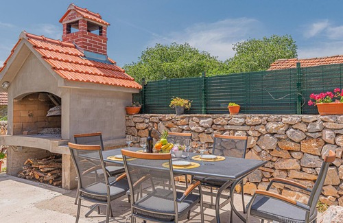 Drnis Apartment | Stunning apartment in Karalic with WiFi