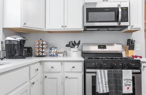 Libertyville Apartment | Stunning apt in DT Libertyville - Near Naval Base