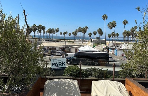 Venice Villa | STUNNING ARCHITECTURAL INDUSTRIAL LOFT W/ POOL ONE BLOCK TO THE BEACH