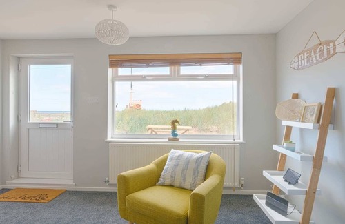 Caister-on-Sea House | Stunning Beach House - On the Beach - Pets OK