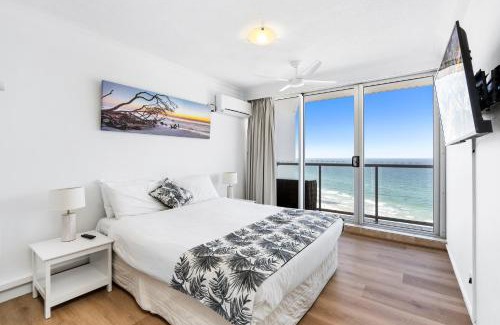 Surfers Paradise Apartment | Stunning Beach & Ocean Views