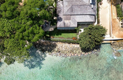 Gibbs Bay Villa | Stunning Beachfront Retreat with Pool - Hemingway House