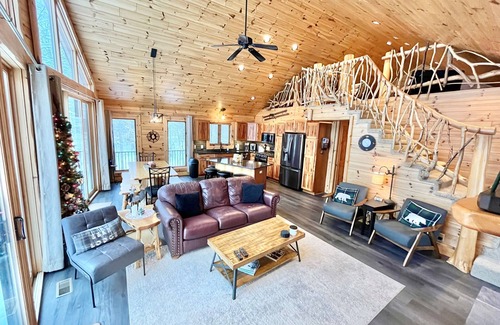 Thompsonville Cabin | Stunning Betsie River Cabin by Crystal Mtn, Game Rm, Loft, Kayaks, AC, 4.5acres!