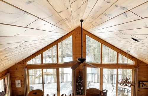 Thompsonville Cabin | Stunning Betsie River Cabin by Crystal Mtn, Game Rm, Loft, Kayaks, AC, 4.5acres!