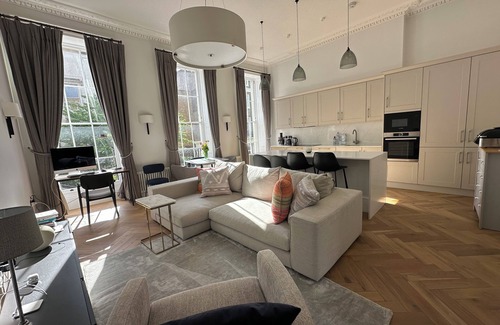 Finsbury Apartment | Stunning Bloomsbury Apartment. 4-meter high ceiling!