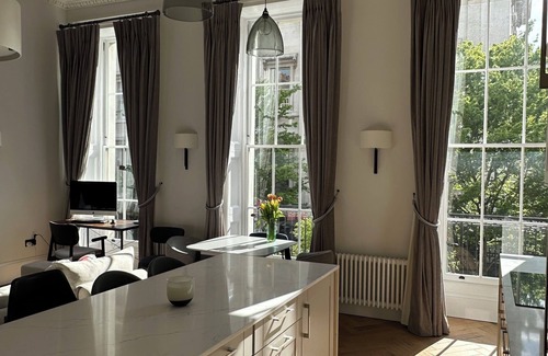Finsbury Apartment | Stunning Bloomsbury Apartment. 4-meter high ceiling!
