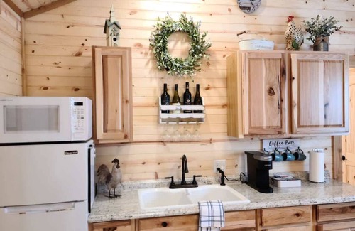 Fredericksburg Cabin | Stunning Cabin Right on Main St!