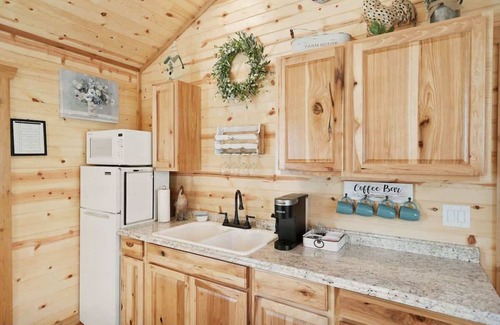 Fredericksburg Cabin | Stunning Cabin Right on Main St!