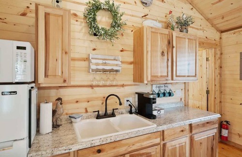 Fredericksburg Cabin | Stunning Cabin Right on Main St!
