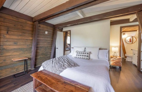 Whispering Forest House | Stunning Cabin with Private Deck
