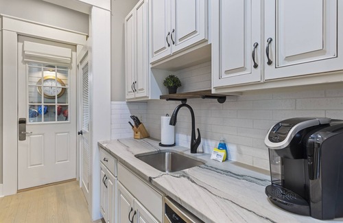 Watercolor House | Stunning Carriage House in Watercolor | 4 Pass Golf Cart | 2 Bicycles Included!