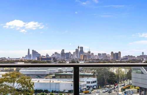 Mascot Apartment | Stunning City Views | Spacious 3BR Apt | Mascot