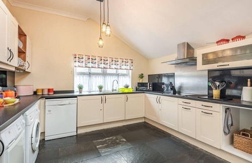 Manod House | Stunning cosy, pet friendly & peaceful 3 bedroom, 2 bathroom cottage, fast WiFi