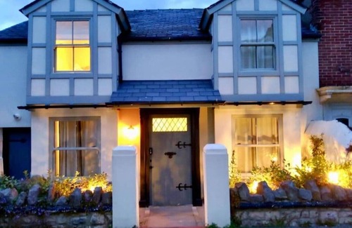 Llandudno House | Stunning Cottage, Sleeps 8 with Hot Tub. 1 min walk from beach!