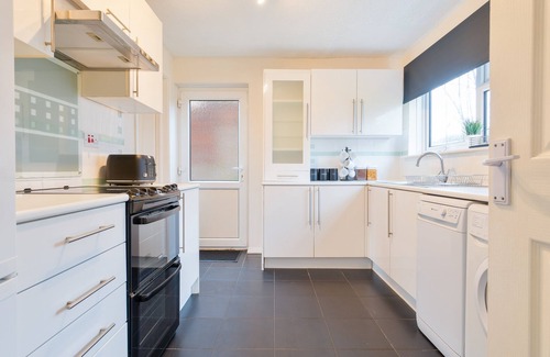 Canterbury House | Stunning Cozy House - Sleeps 8 - Perfect for Families & Contractors