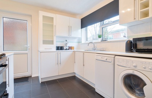 Canterbury House | Stunning Cozy House - Sleeps 8 - Perfect for Families & Contractors