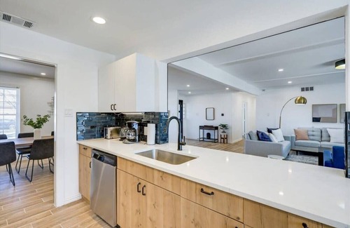 Northwest Dallas House | Stunning Dallas Home w Beautiful Yard, Big Groups