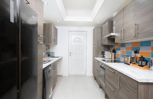 Doncaster House | Stunning Doncaster House - Sleeps 8 - by PureStay
