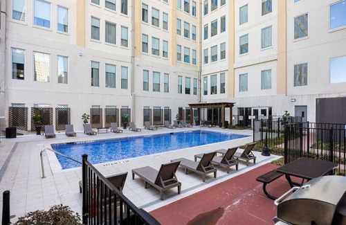 Downtown Dallas Apartment | Stunning Downtown Apartment | Pool, Laundry, Parking