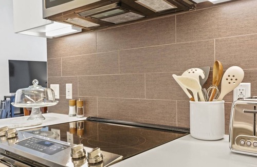 Historic Core Apartment | Stunning DTLA Gem 2bed w/pool, gym, & parking