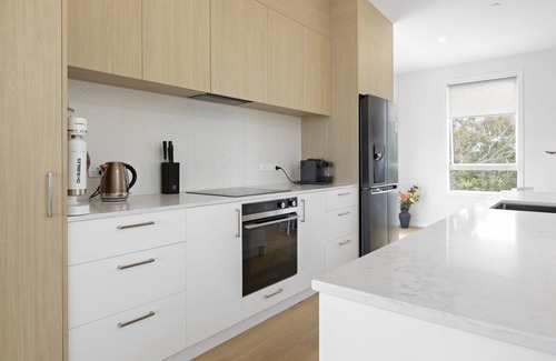 Paraparaumu House | Stunning executive family home! Ocean views, 2 min walk to the beach, elevator!