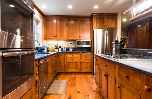 Haywood House | Stunning Family/Friends Retreat,110 Private Acres, Renovated Historic Home