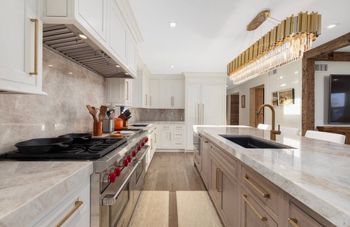 Middletown House | Stunning Farmhouse - Private Pool & Vintage Arcade - Close to Newport & Beaches
