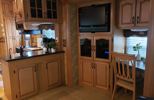 Edgewater RV Rental | Stunning fifth wheel, 50% monthly discount