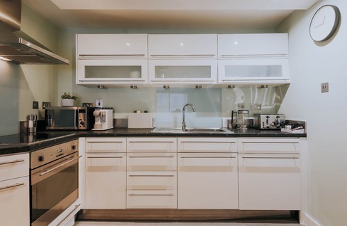 Newquay City Centre Apartment | Stunning Garden Apt, Newly Refurbished & Parking - 5 mins walk to the beach!