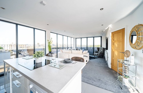 Barnsley Apartment | Stunning Glass-Wall Views in Barnsley Town Centre