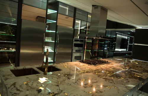 Astorga House | Stunning Golden Marble Suite Parque Lleras