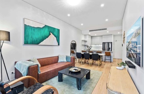 West End Apartment | Stunning Helia Sanctuary - West End w parking and pool