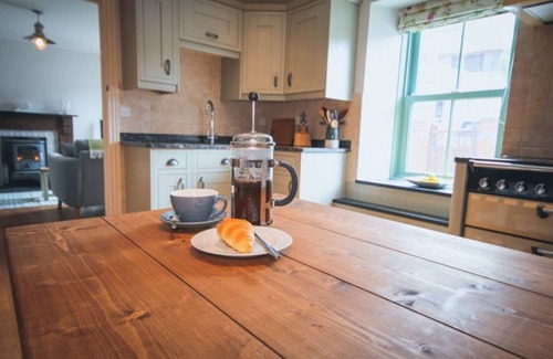 Tan-y-groes House | Stunning holiday cottage situated on the edge of the sea
