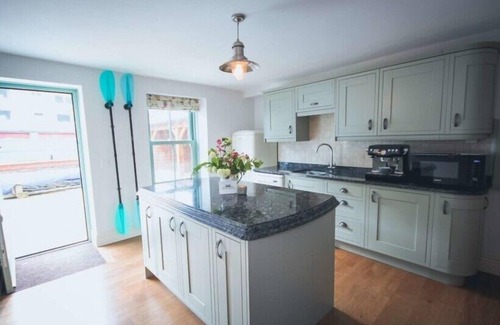 Tan-y-groes House | Stunning holiday cottage situated on the edge of the sea