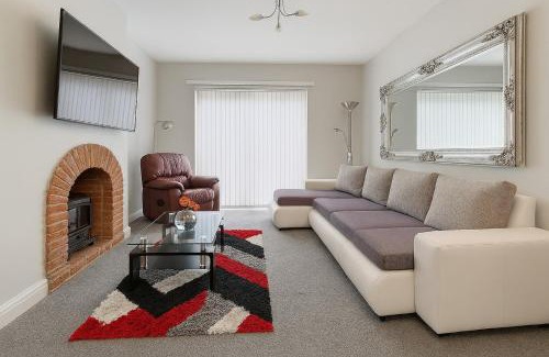 Old Trafford House | Stunning Holiday Home. Free Parking.