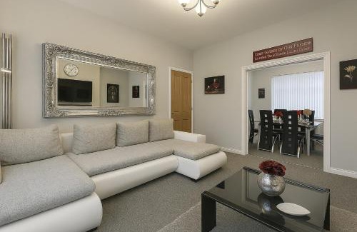 Old Trafford House | Stunning Holiday Home. Free Parking.