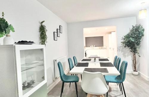 Petham House | Stunning Holiday Home in Chartham with Hot Tub