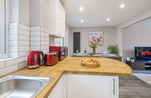 Knowle Sands House | Stunning Home Central MK, Pool Table, Free Parking, Smart Tvs Netflix & Disney+