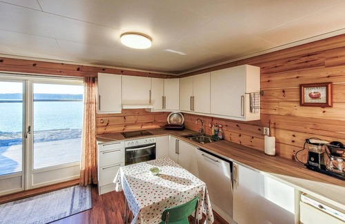 Fjell House | Stunning home in ågotnes with kitchen