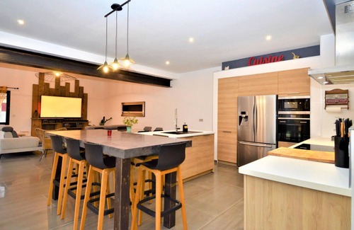 Beaucaire House | Stunning home in Beaucaire with WiFi