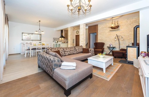 Sibenik House | Stunning home in Dubrava with sauna