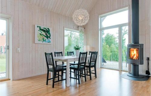Holmsjo House | Stunning Home In Holmsjö With Kitchen