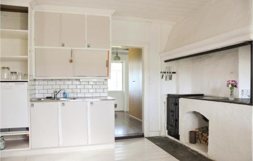 Klassbol House | Stunning Home In Klässbol With Kitchen