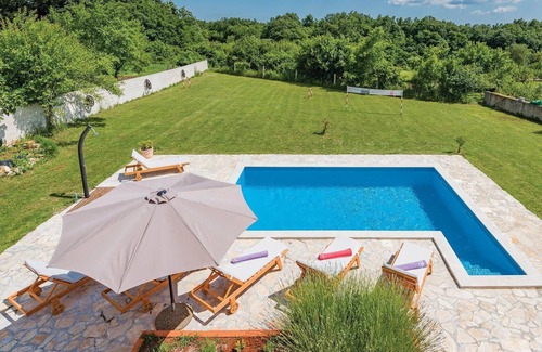 Peresiji House | Stunning home in Peresiji with kitchen