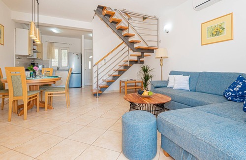 Pirovac House | Stunning home in Pirovac with kitchen