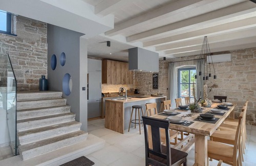 Brecevici House | Stunning home in Tinjan