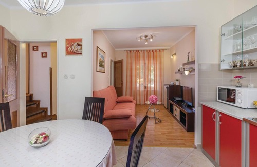 Topid House | Stunning home in Topid with WiFi
