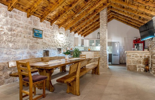 Unesic House | Stunning home in Unesic
