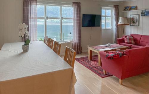 Djønno House | Stunning Home In Vallavik With Wifi